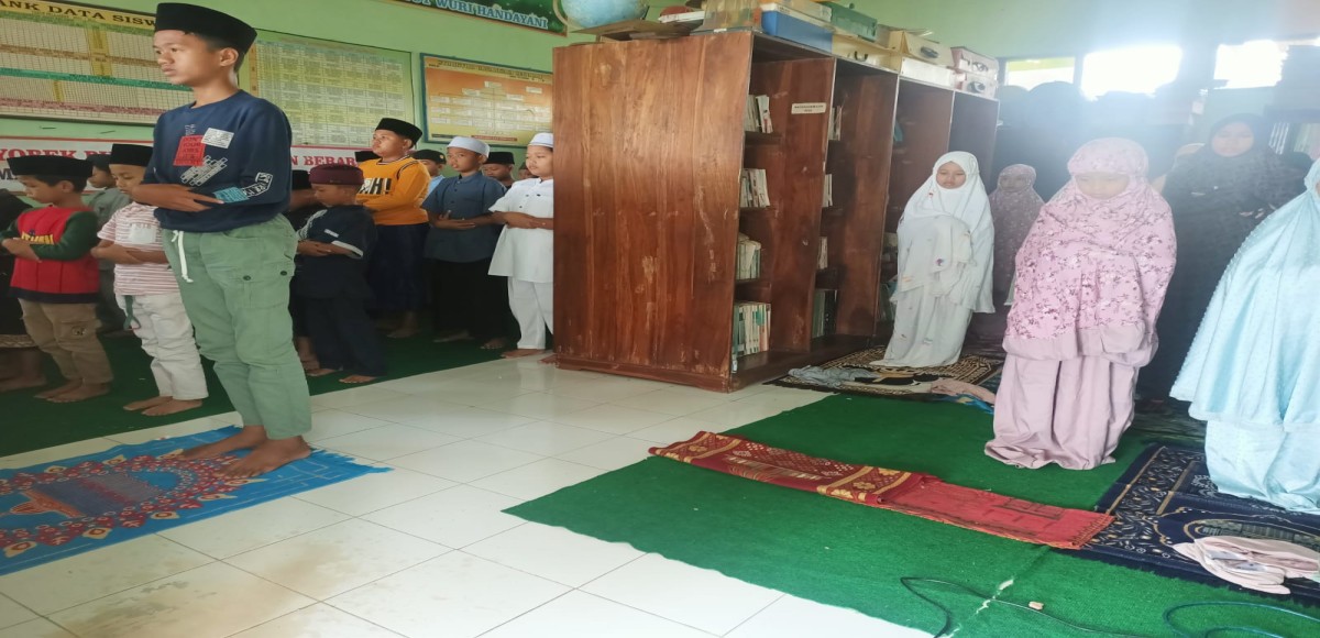 Shalat Dhuhur Bersama