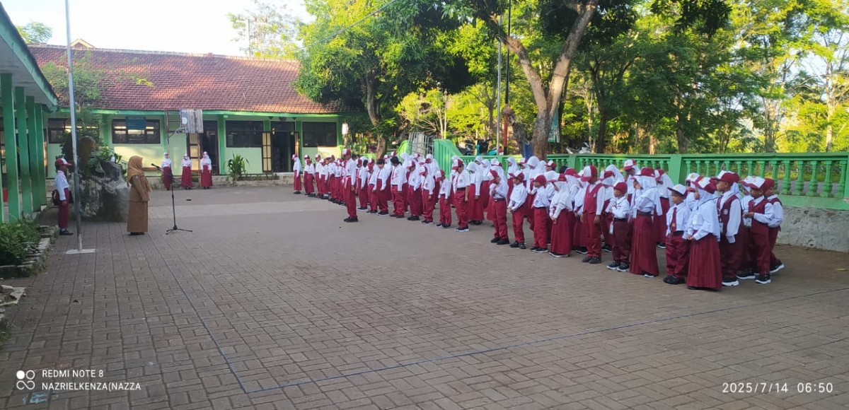 Upacara hari pertama sekolah dan Penyambutan Siswa Baru